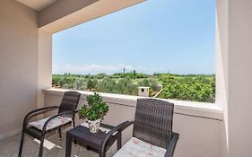 Family Friendly Apartments Kim - By Ta Leut Agency